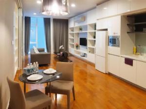 吉隆坡Platinum Suites KLCC Kuala Lumpur Bukit Bintang by AR Hospitality的一间带餐桌的客厅和一间厨房