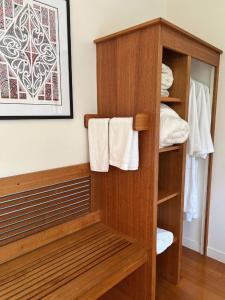 科罗曼德镇Forest Hideaway ~ Rustic的浴室设有木制衣柜和毛巾