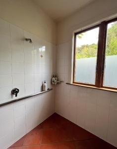 科罗曼德镇Forest Hideaway ~ Rustic的带淋浴、窗户和水槽的浴室