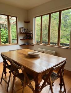 科罗曼德镇Forest Hideaway ~ Rustic的窗户客房内的大木桌