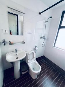 KhadkagaonAvocado Accommodations的白色的浴室设有水槽和卫生间。