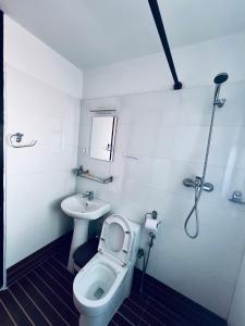 KhadkagaonAvocado Accommodations的白色的浴室设有卫生间和水槽。