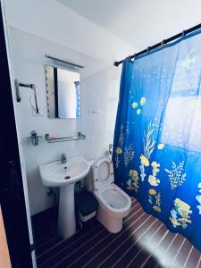 KhadkagaonAvocado Accommodations的浴室配有水槽、卫生间和浴帘