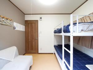 东京和貴ビル的带两张双层床和一扇门的房间