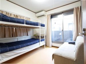 东京和貴ビル的一间卧室设有两张双层床和一扇窗户。
