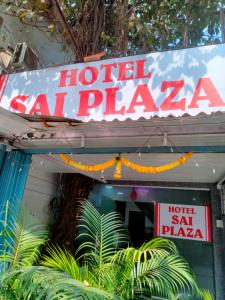 孟买Hotel Sai Plaza, Chembur Mumbai的大楼前的旅馆标志