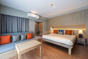 奥南海滩奥南四季海滩度假酒店的一间卧室配有一张床和一张沙发
