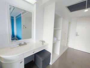 董里Rua Rasada Express的白色的浴室设有水槽和镜子