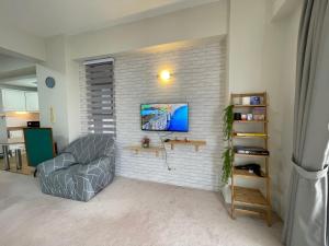 云顶高原Cosy Music Home at Genting View Resort 3R2B 10pax by Jen dehome的一间拥有白色砖墙的客厅