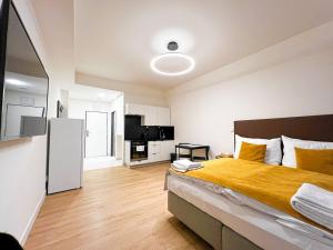 布拉格Post 120 Suites的一间卧室配有一张带黄色毯子的大床