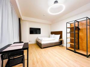布拉格Post 120 Suites的一间卧室配有一张床和一张书桌