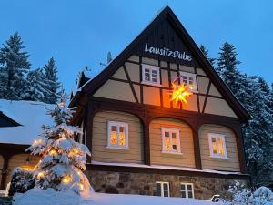 库罗阿尔滕堡Lausitzstube的窗户上有一颗圣诞星的房子