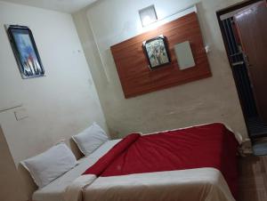 科代卡纳尔FLGHR Crazy Home Stay的一间卧室配有一张床铺,床上铺有红色毯子