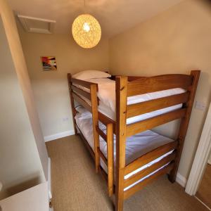 凯辛兰Pea Cottage的双层床间 - 带两张双层床