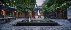 北京Hotel Cote Cour Beijing的庭院中央的喷泉