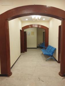 钦奈A.R Residency的走廊上的房间设有两把蓝色椅子