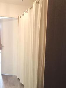 葱仁谷Val Thorens Studio 2 personnes et balcon Plein Sud的门房的白色浴帘