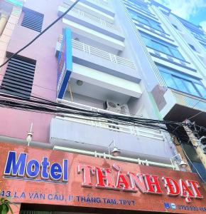 头顿Motel Thành Đạt的大楼一侧的汽车旅馆标志