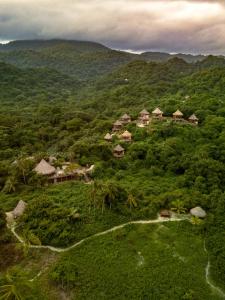 埃尔扎伊诺Ecohabs Tequendama Playa Cañaveral Parque Tayrona的享有山区度假胜地的空中景致