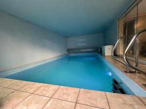 奥尔泽姆Villa avec piscine intérieure的客房内的大型蓝色游泳池
