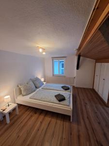 HohenwestedtFerienwohnung Schulze的白色的卧室设有床和窗户