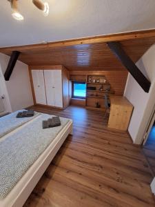 HohenwestedtFerienwohnung Schulze的铺有木地板的客房内的两张床