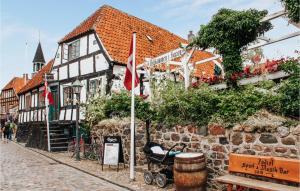 埃贝尔托夫特Amazing Home In Ebeltoft With Wifi的前面有旗帜的街道上的建筑物