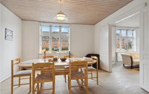 福堡Nice Home In Faaborg With Wifi的一间带桌椅的用餐室