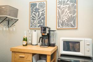 丹佛Windsor Retreat Private Basement Suite的厨房配有微波炉和餐桌上的咖啡设施