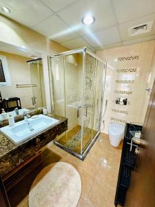 沙迦Luxury Apartment Al Khan Corniche View 2 BD的带淋浴、盥洗盆和卫生间的浴室