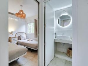 略夫雷加特河畔奥斯皮塔莱特Cosy 4 bedroom house with private terrace的浴室设有床、水槽和镜子