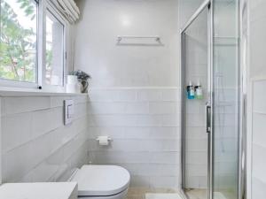 略夫雷加特河畔奥斯皮塔莱特Cosy 4 bedroom house with private terrace的白色的浴室设有卫生间和淋浴。