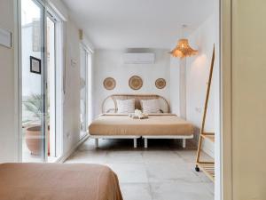 略夫雷加特河畔奥斯皮塔莱特Cosy 4 bedroom house with private terrace的一间白色客房内的床铺卧室