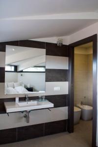 Valdeavellano de Tera特拉特玛尔酒店的一间带水槽和镜子的浴室