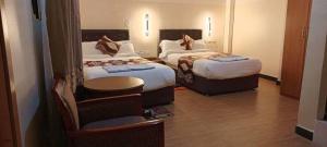 阿克苏姆Hotel 21的酒店客房,配有两张床和椅子