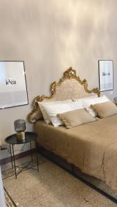 布斯托阿西齐奥Guest House Mameli44的一张带金框和桌子的床