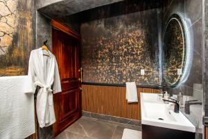 波罗瓜尼Mekete Boutique & Events的一间带水槽和镜子的浴室