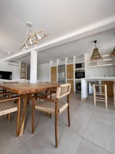 阿尔姆尼卡Cortijo Cantalobos的厨房以及带木桌和椅子的用餐室。