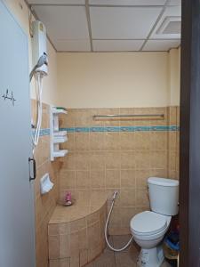 通萨拉Tropicana Khophagan Resort Hotel的一间带卫生间和淋浴的浴室