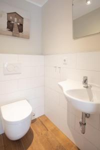 于斯德Haus Delft Argyra的白色的浴室设有卫生间和水槽。