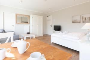 于斯德Haus Delft Lita的白色的客厅配有床和桌子