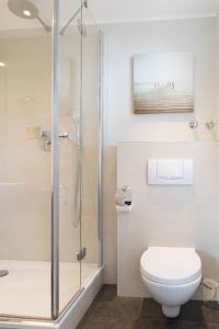于斯德Haus Delft Lita的带淋浴和卫生间的浴室