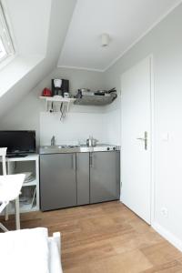于斯德Haus Delft Ilmenau的厨房配有水槽和炉灶
