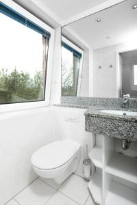 于斯德Haus Delft Ilmenau的白色的浴室设有卫生间和水槽。