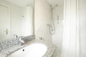 于斯德Haus Delft Ilmenau的一间带水槽和淋浴的浴室