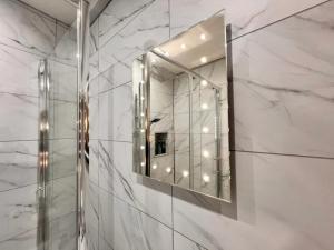 诺丁汉Cosy & Convenient space near M1, EM Airport & City的大理石浴室配有镜子