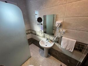 吉达PRIMOTEL Suites As Salamah的一间带水槽和镜子的浴室