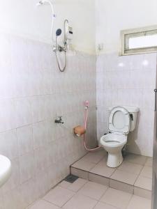 拜蒂克洛BATTI REST的白色的浴室设有卫生间和淋浴。