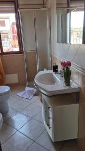 San SperateCasa Azzurra的一间带水槽、卫生间和镜子的浴室