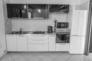 Casa Azzurra的厨房或小厨房